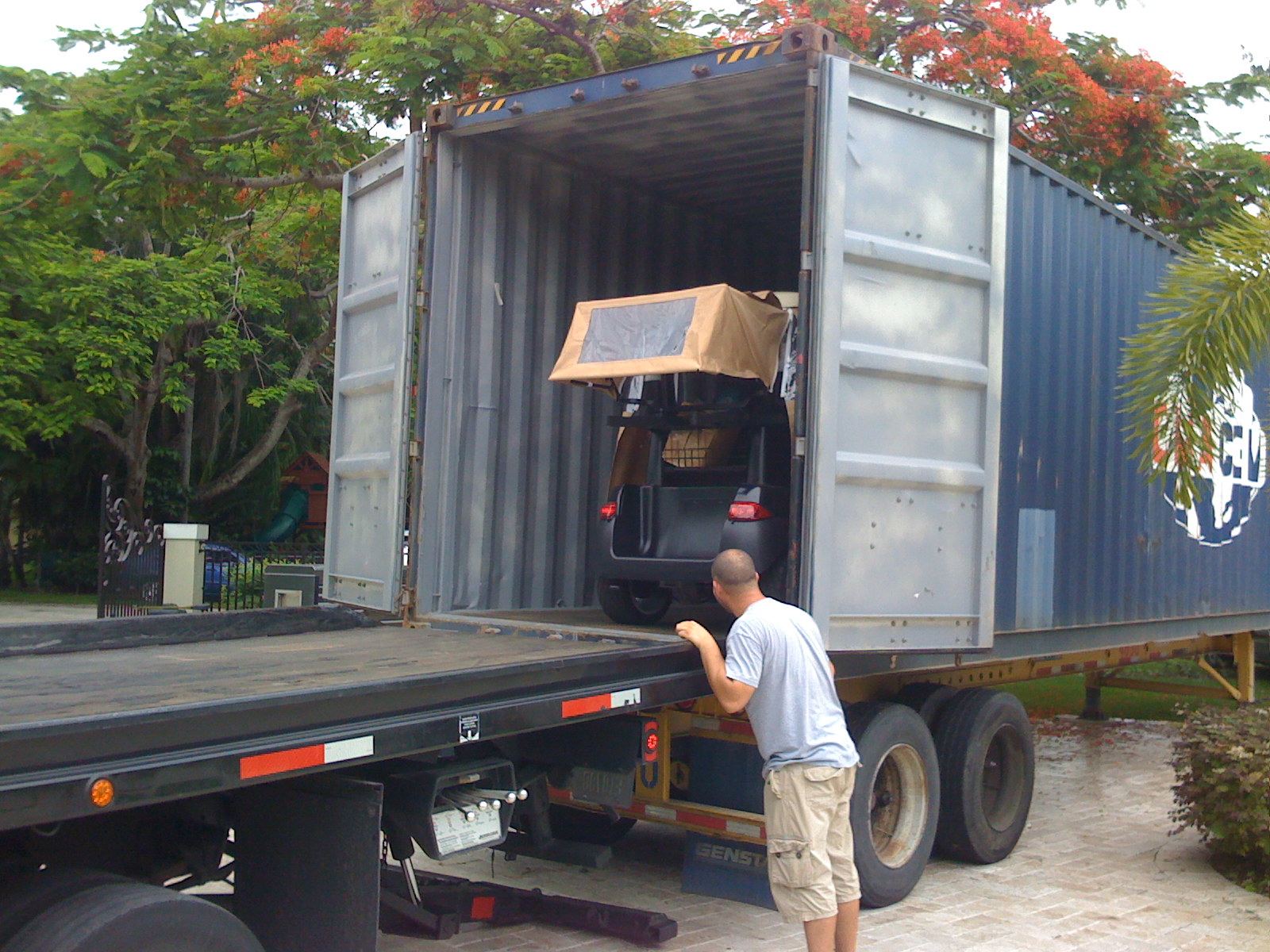 Packing and loading International 20' and 40' Containers by Packing Service Inc